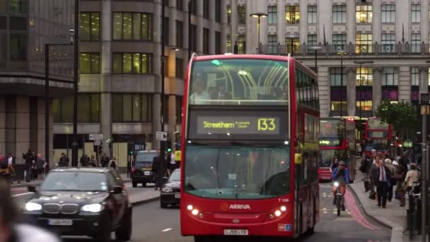 London United Kingdom October 2011 Panning View Double Deckers Drive — Stok Video