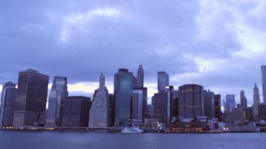 New York city ve Brooklyn gelininin panning çekimi. Hudson nehri görünür.