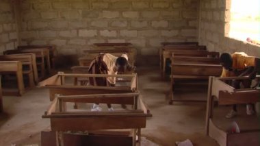 Afrika, Kenya - Ağustos 2010 yaklaşık: Geniş sınıf temizlik çocukları vurdu