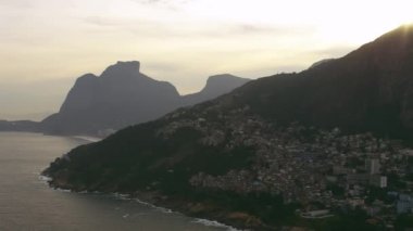 Hava vidigal favela üzerinde tava ve sonra geri dos irmaos dağların zirvesini göstermek için vurdu. Diğer dağlar arka planda görülebilir.