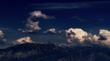 Utah dağlarda hızlandırılmış bir kadeh. Bu bulanık ateş etmek, bir gün sabah akşam kadar başlayarak denedi. Bulutlar mounatin tepeler üzerinde hızlı hareket video boyunca görülebilir.