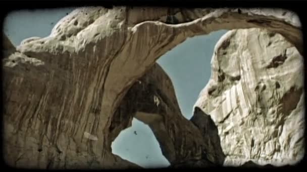 Moab Açık Mavi Gökyüzü Karşı Kırmızı Kayalar Üzerinde Streç Gibi — Stok video