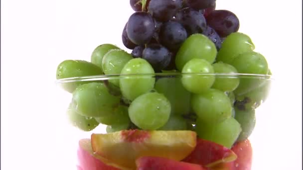 Zoom Fuera Surtido Frutas Jarrón Girando Una Pantalla Blanca — Vídeos de Stock