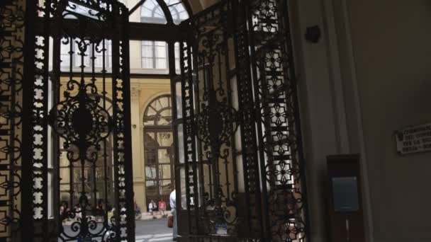 Średni Strzał Stare Metalowe Bramy Zamknięcie Bologna Włochy — Wideo stockowe