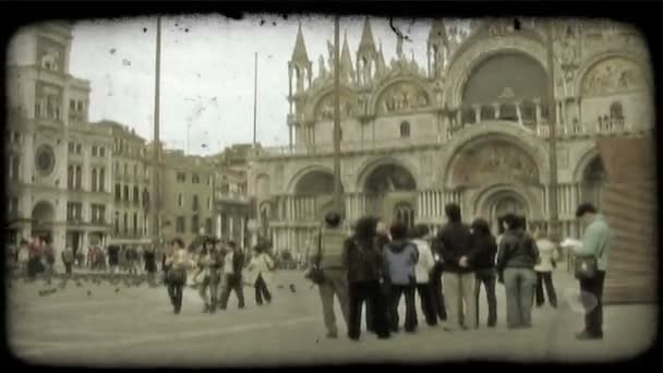 Prise Vue Personnes Traversant Une Place Italie Vintage Stylisé Clip — Video