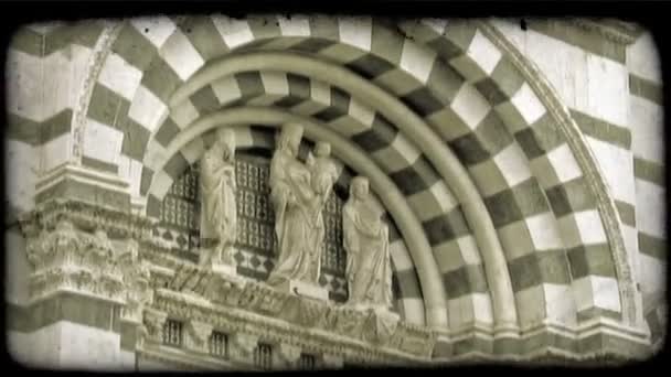 Aufnahme Von Statuen Außerhalb Einer Kathedrale Italien Vintage Stilisierter Videoclip — Stockvideo