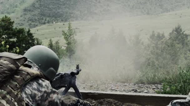 当一名士兵用皮带发射机枪时 他近距离观察他的肩膀 他戴着头盔 枪响时 冒出一股烟 从绿色贝雷雷美国陆军特种部队的训练 — 图库视频影像