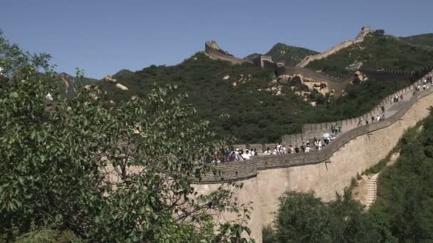 八達嶺で中国の万里の長城のワイド ショットをパン — ストック動画
