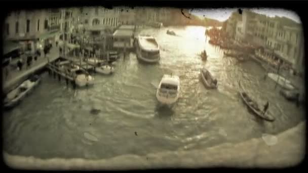 ボートやヴェネツィアの運河でゴンドラの日没のショット ビンテージの様式化されたビデオ クリップ — ストック動画
