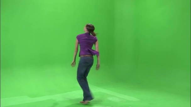 拍摄的一个穿紫色的衬衫 在绿屏上跳舞的女孩 — 图库视频影像