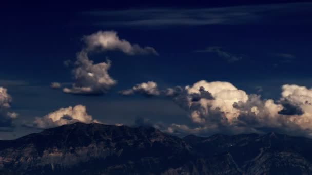 유타에서 샷입니다 모호한 아침부터 저녁까지 비디오에 Mounatin 봉우리 구름의 움직임을 — 비디오