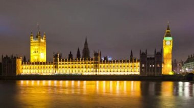 Big Ben ve Westminster, Londra, İngiltere ön planda Thames Nehri ile akşam zaman atlama atış.
