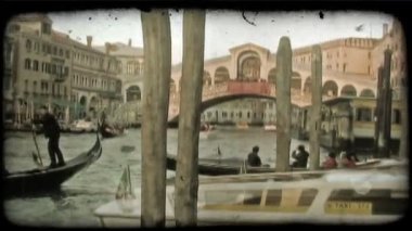 Tekneler ve gondol Venedik kanalına günbatımı bir kadeh. Vintage stilize video klip