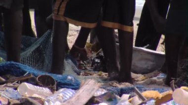 İnsanlar çöp kutusuna kazma görüntüsünü kapatmak