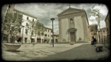 Geniş açı objektif bir şapel dışında plaza üzerinde yürüyen insanlar bir kadeh. Vintage stilize video klip