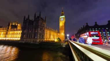 Ekim 2011 yaklaşık - Londra, İngiltere: Big Ben ve Londra Westminster Köprüsü'nün akşamları hızlandırılmış. Ekim 2011 yılında filme.