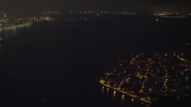 Bir hava manzarasına çevreleyen dağlar mesafe ile şehir manzarası