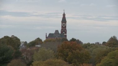 Marblehead, Massachusetts Abbot ağaçlar gösterilen Salonu'nda Saat Kulesi ile sonbahar-renkli ağaç başında görüntüsünü kaydırma.