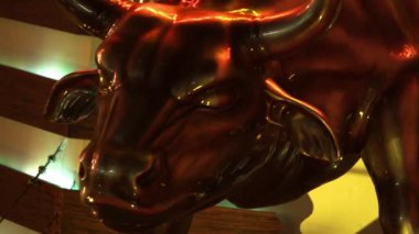 Las Vegas, Nevada bronz boğa heykeli yansıtan neon ışıkları yakın.