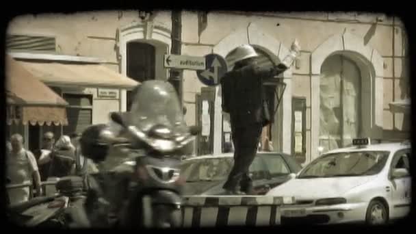 Groothoek Schot Van Een Buitenlandse Politieagent Zwaaien Verkeer Politieagent Verdwijnt — Stockvideo