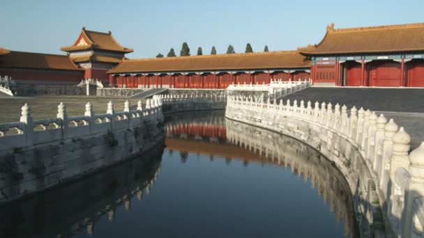 还拍摄的一条运河的中国庭院 他在中国拍摄 — 图库视频影像