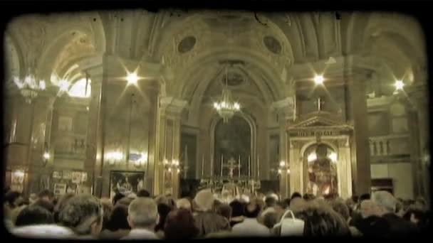 Άνθρωποι Συγκεντρώνονται Έναν Καθεδρικό Ναό Στην Ιταλία Για Λατρεία Και — Αρχείο Βίντεο