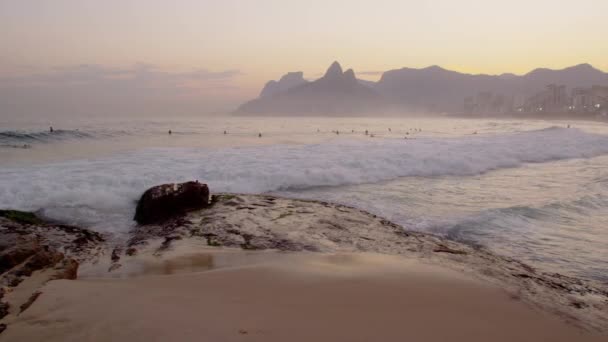 Twilight Statisk Skott Stadsbilden Och Atlanten Vågor Från Halvö Ipanema — Stockvideo