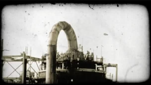 倾斜而下从顶部到底部的 Kuwaitee 炼油厂 复古风格化视频剪辑 — 图库视频影像