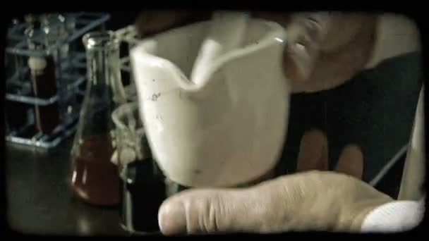 Человек Использует Белый Раствор Пестик Дробления Красного Органического Материала Порошок — стоковое видео