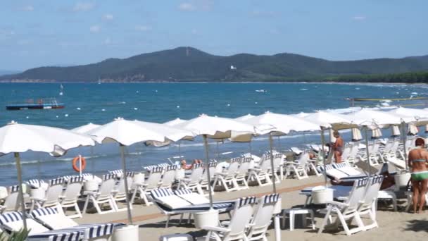 Geniş Bir Beach Resort Punta Ala Talya Okyanusa Adlı Shot — Stok video