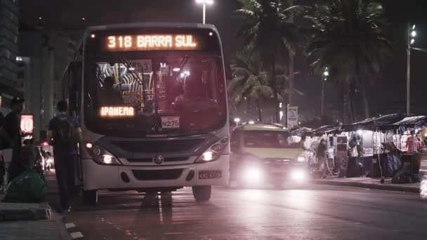 Foto Bus Statis Dengan Tanda Digital Bertuliskan Ave Das Americas — Stok Video