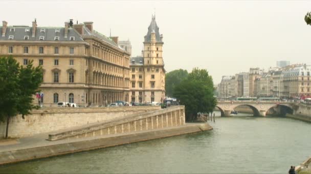 Schot Parijse Gebouw Gezien Rivier Seine Frankrijk — Stockvideo