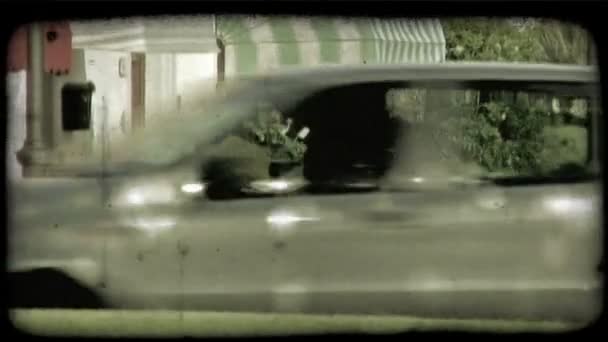 女性は フォア グラウンドで車が通るように彼女の自転車歩道の下を歩く ビンテージの様式化されたビデオ クリップ — ストック動画