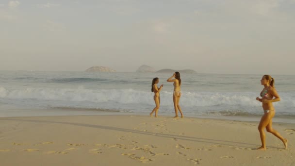 Rio Janeiro Brazylia Czerwiec 2013 Slow Motion Dolly Dwóch Młodych — Wideo stockowe