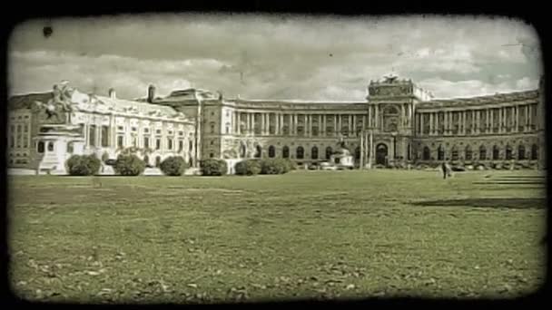芝生を横切るウィーン建築のショット ビンテージの様式化されたビデオ クリップ — ストック動画