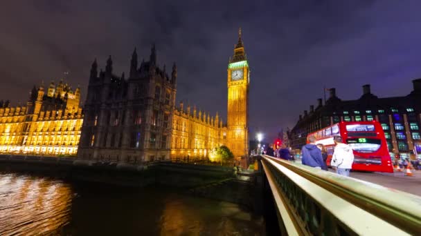 ロンドン イギリス 2011 ビッグ ベンとロンドン イギリスのウェストミン スターにつながる橋の夜でタイムラプス 2011 月撮影 — ストック動画