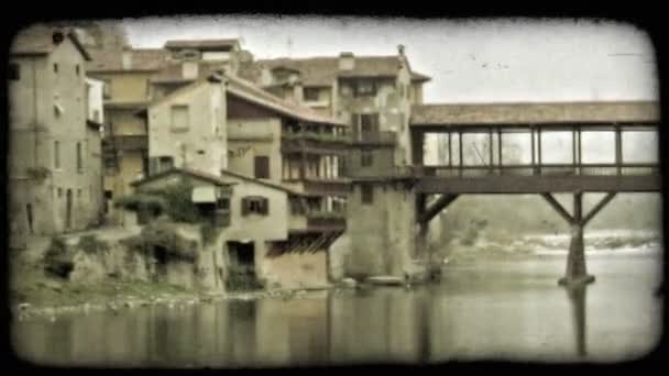Пан Залишив Постріл Критого Мосту Міські Будівлі Межують Річкою Вінтажний — стокове відео