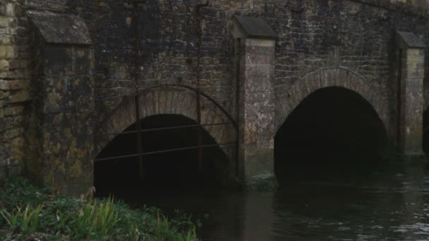 Close Shot Van Oude Stenen Brug Pannen Van Oude Dorp — Stockvideo