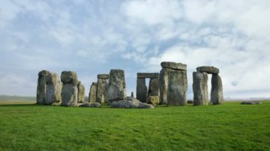 Taş Henge geniş timelapse arka plan beyaz bulutlar ile.