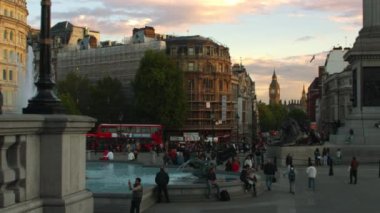 Londra - 7 Ekim 2011: Londra'da Trafalgar Meydanı'nın Panning çekim bir çeşme hareket, mesafe Big Ben gösteren ve Nelson Sütun u dibinde biten.
