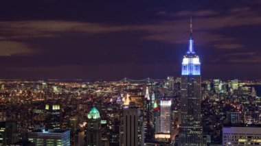 Empire State Binası ve New York'ta gece hızlandırılmış.