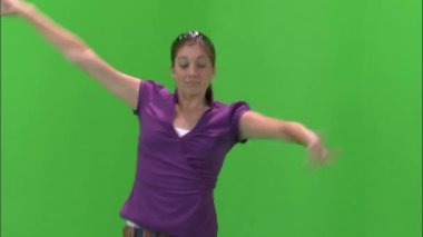 Mor bir gömlek yeşil bir ekran üzerinde dans bir kız çekim