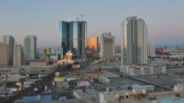 las vegas, nevada sahara hotel ve çevreye skyscapers doğru kaydırma hızlandırdı-up ariel vurdu. Kaydırma bir atış yapılır.