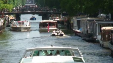 Tekne bir nehir Avrupa'da trafik kadeh