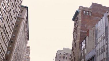 Eğimli, New York'ta bir sokak astar eski binaların dolly atış. Kamera caddenin ortasında, araba boyunca sürücüler gibi binaların hattının her iki tarafında alarak.