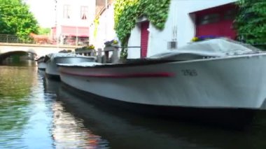 Bruges, Belçika geçen tekneler ve sarmaşık kaplı evleri, bir kanal aşağı.