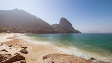 Rio Red Beach kayalar üzerinde yıkanan dalgalar çekim hızlandırdı.