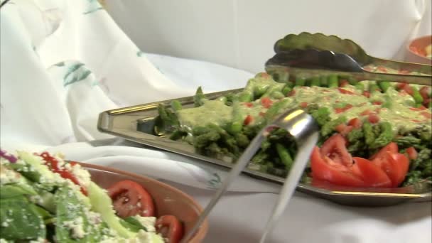 Movimento Close Através Servir Pratos Saladas Deliciosas Legumes Outros Alimentos — Vídeo de Stock