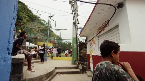 Rio Janeiro Brazylia Czerwca 2013 Powolny Dolly Strzał Favela Osób — Wideo stockowe