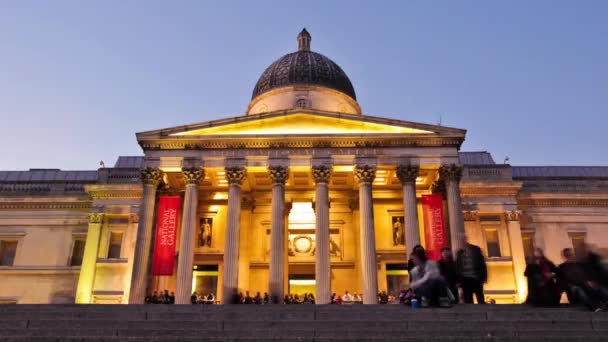 ロンドン イギリス 2011 イギリスのロンドンのトラファルガー広場で前後人ウォークとして国立美術館の夜でタイムラプス ショット 2011 月撮影 — ストック動画